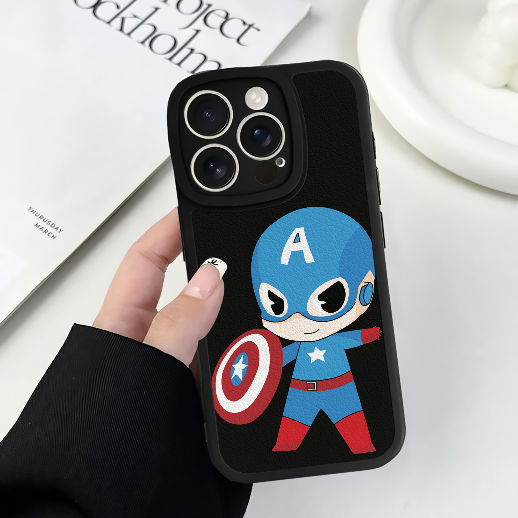 （画像用） アベンジャーズ The Avengers 【iPhone 16シリーズ対応】シリコンスマホケース（レザー調） 材質：シリコン